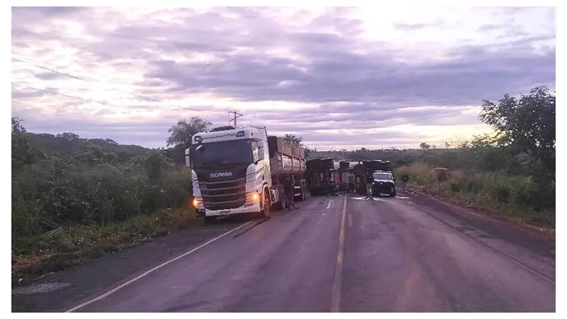 Motorista embriagado causa tombamento de carreta na BR-230 em Barra do Corda