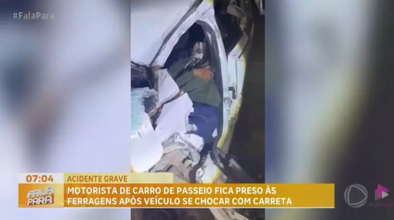 Motorista fica preso às ferragens após colisão entre carro e carreta na PA-150