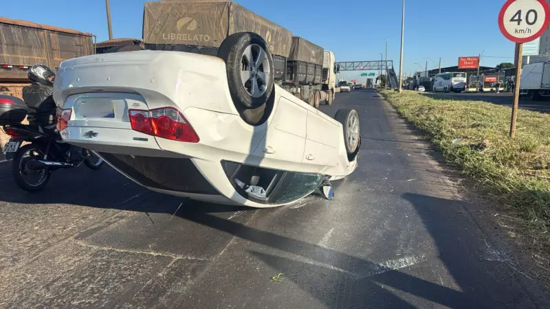 Motorista foge após capotar carro em zigue-zague na BR-050 em Uberlândia