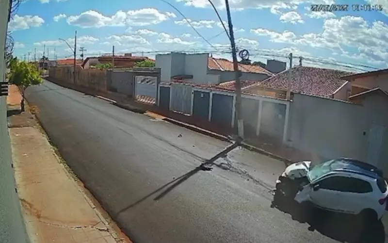 Motorista passa mal, perde controle e bate em poste em Ituverava; veja o vídeo