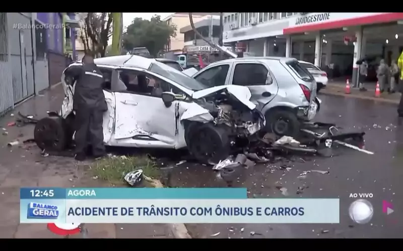 Motorista perde controle de ônibus e causa acidente com nove veículos estacionados em Porto Alegre