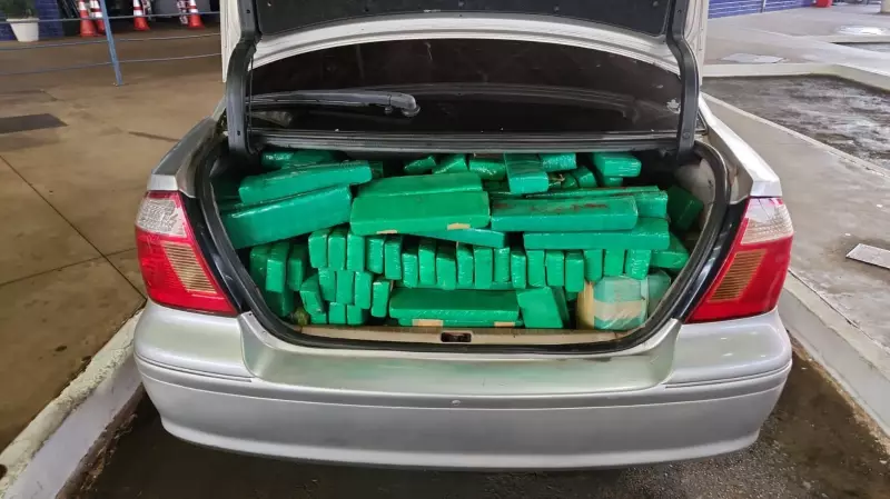 Motorista tenta fugir com 364 kg de maconha no porta-malas e é preso na fronteira do Paraná
