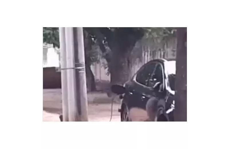 Motorista usa poste de luz para carregar carro elétrico no Rio: veja o vídeo