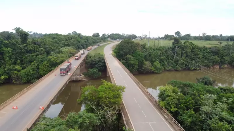 Mototaxista morre atropelado por carreta próximo à ponte sobre o Rio Candeias em RO