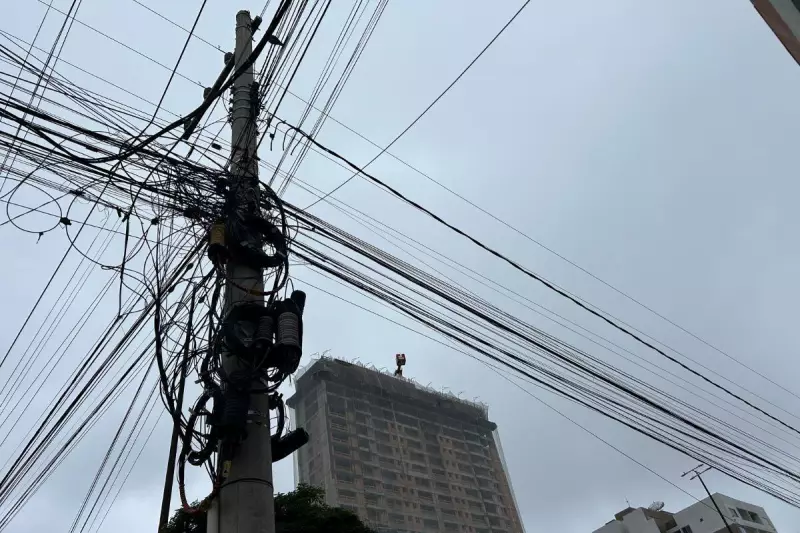 MPSC investiga empresas por poluição visual em Chapecó: fiação irregular vira alvo