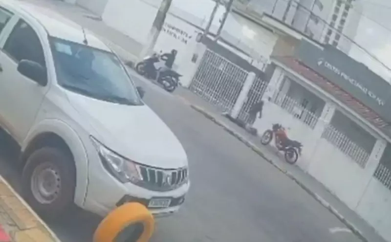 Mulher cai de moto e é assaltada no chão em Natal: vídeo chocante