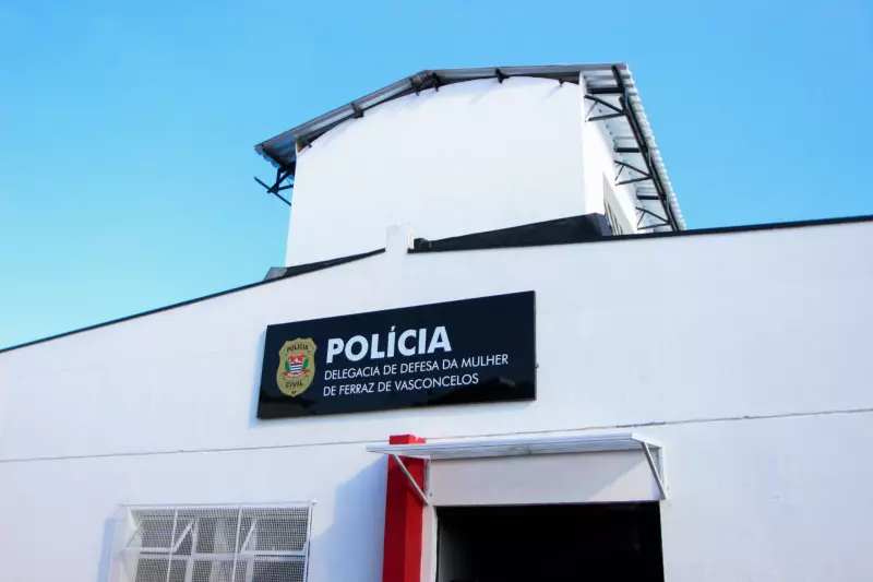 Mulher denuncia ex-companheiro em Ferraz de Vasconcelos após suspeito incendiar sofá com filha no colo