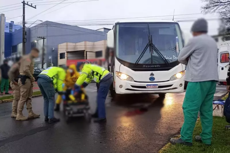 Mulher é atropelada por ônibus ao atravessar avenida em Chapecó — Veja detalhes