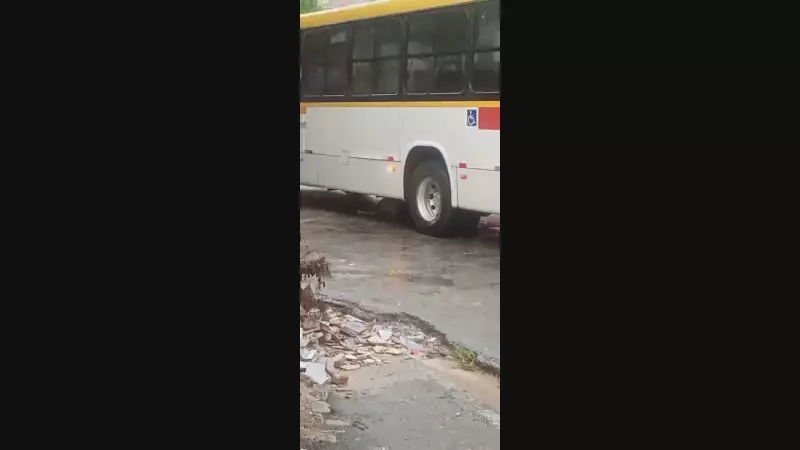 Mulher é atropelada por ônibus na entrada do Terminal de Dois Carneiros, em Jaboatão dos Guararapes