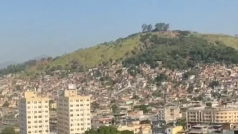 Mulher é baleada na cabeça durante tiroteio entre facções rivais no Morro do Juramento, RJ