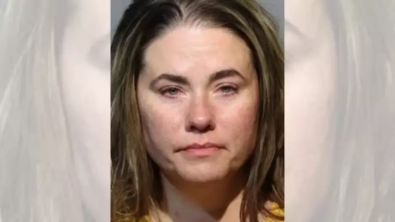 Mulher é presa após agredir criança em voo por ser chamada de 'gorda' e 'Miss Piggy'