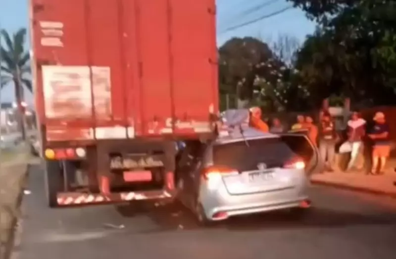 Mulher fica gravemente ferida em colisão entre carro e carreta na MA-201, em São Luís