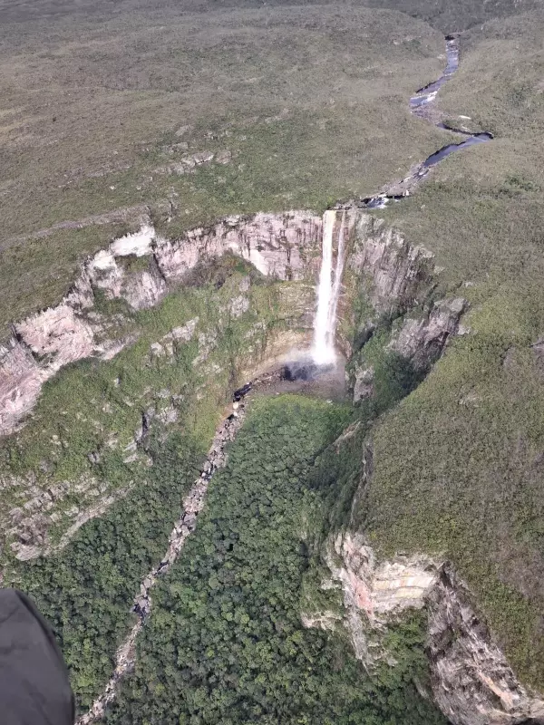 Mulher sobrevive 4 dias com perna quebrada em montanha isolada no Amazonas — Veja o resgate emocionante!