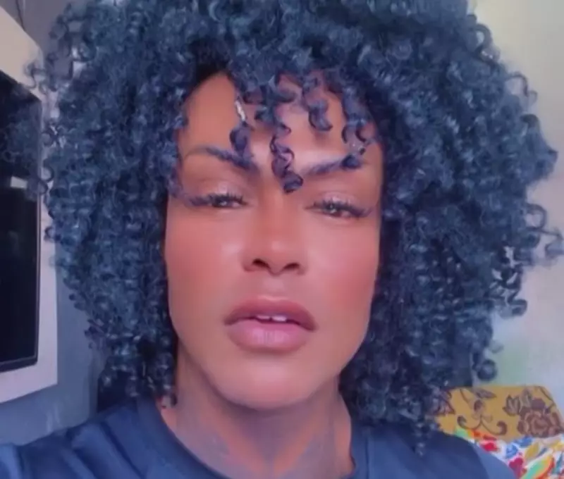 Mulher trans é barrada em banheiro feminino em Pernambuco: saiba como denunciar LGBTfobia