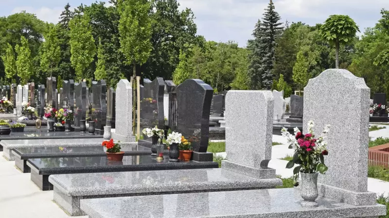 Mulher visita túmulo do pai e descobre que ele está vazio: mistério choca família