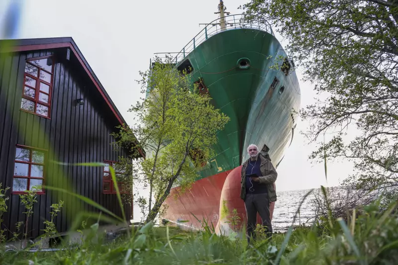Navio cargueiro de 135 metros encalha no quintal de casa na Noruega: veja imagens