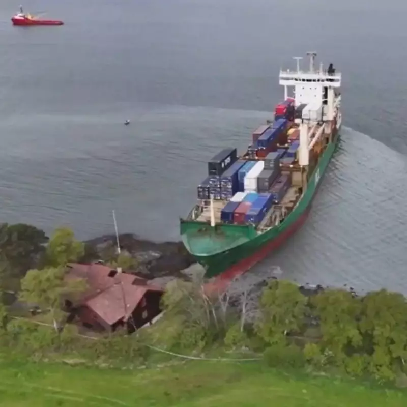 Navio gigante encalha em jardim de casa na Noruega em cena surreal; veja o vídeo