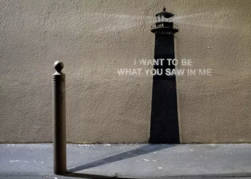 Novo grafite de Banksy na França vira caça ao tesouro para fãs do artista misterioso