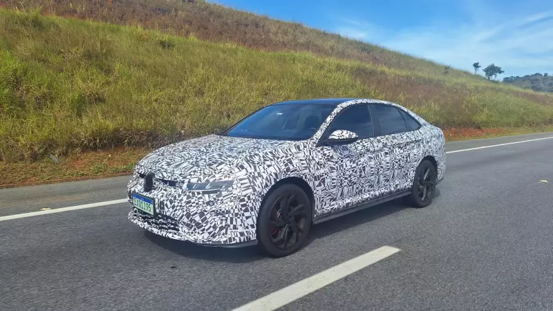 Novo Volkswagen Jetta GLI é flagrado em testes no interior de São Paulo: veja fotos exclusivas!