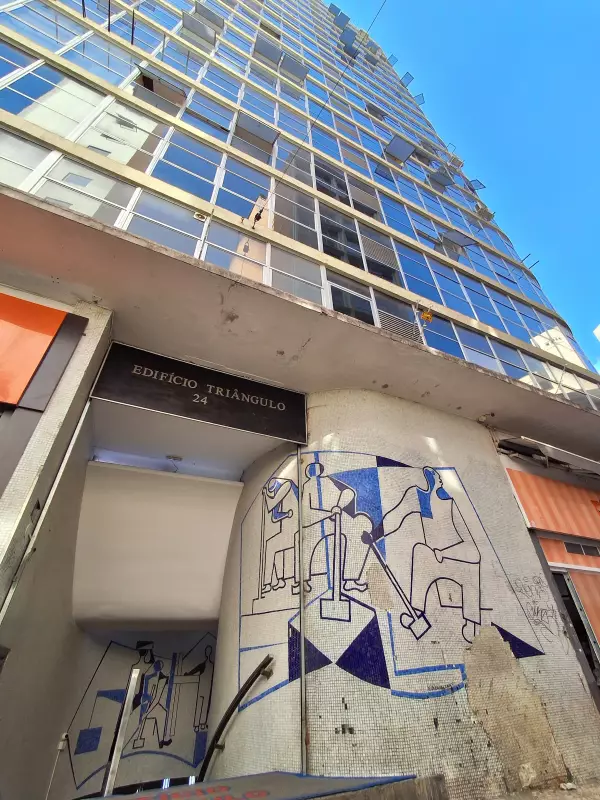 Obra de Di Cavalcanti pichada em prédio de Niemeyer durante Virada Cultural em SP