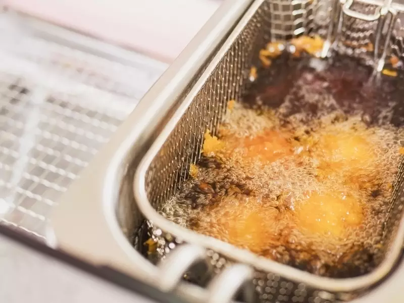 Óleos vegetais de cozinha podem estar ligados a câncer de mama agressivo, mas especialistas pedem calma