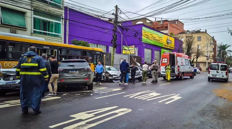 Ônibus colide com nove veículos estacionados em Porto Alegre após motorista passar mal