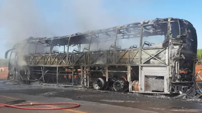 Ônibus com 23 passageiros é destruído por incêndio na MG-255 em Frutal; não houve feridos