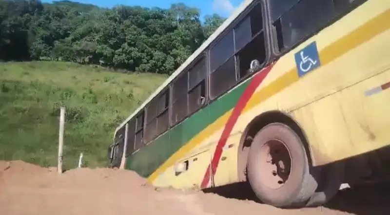 Ônibus com crianças cai em ribanceira em São Francisco de Itabapoana: veja detalhes