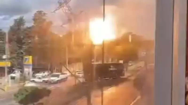 Ônibus de viagem colide com torre de energia e interdita via em Contagem (MG) — veja detalhes