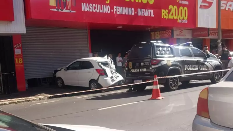 Ônibus desgovernado causa caos no centro de Uberlândia e arrasta carros e motos
