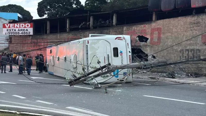 Ônibus do Transcol tomba com passageiros em Cariacica, ES: veja vídeo e detalhes