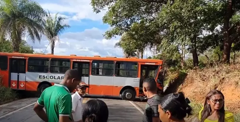 Ônibus escolar derrapa e bloqueia PI-130 no Piauí; motorista perde controle, mas ninguém se fere