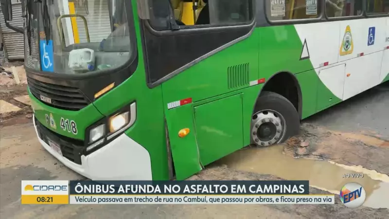 Ônibus fica preso no asfalto após rua ceder em Campinas: veja imagens