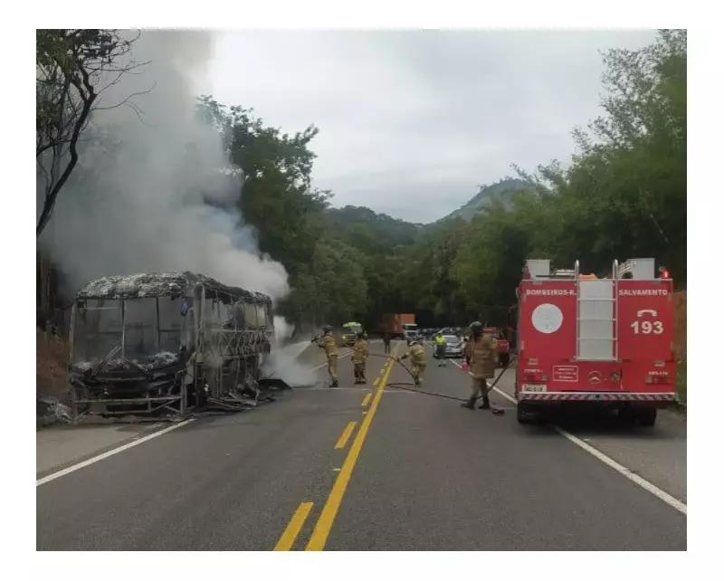 Ônibus pega fogo na BR-116 em Sapucaia: passageiros escapam ilesos
