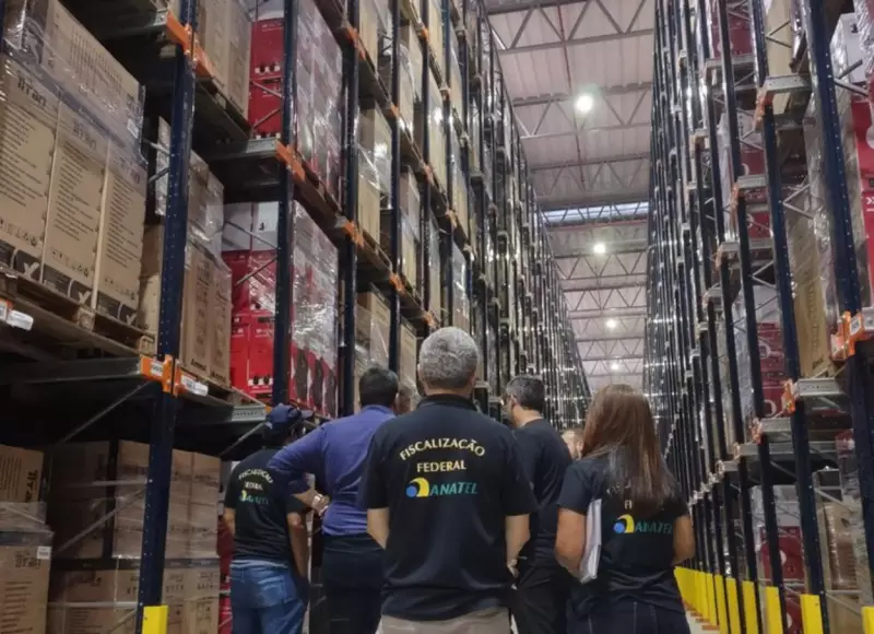 Operação da Anatel apreende fones de ouvido irregulares em empresa na Bahia