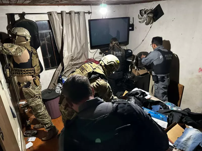 Operação policial prende suspeitos de envolvimento em crime dentro de presídio em Curitiba