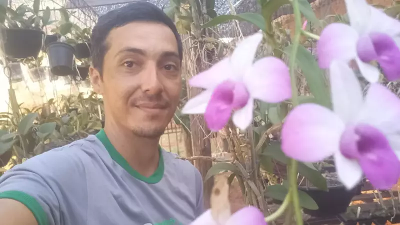 Orquídeas como terapia: promotor de vendas cultiva 400 plantas há 17 anos em MS
