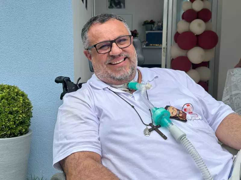 Padre com doença rara toma 281 comprimidos por dia e fieis fazem corrente de oração