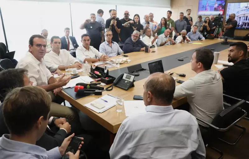 Paes recua e libera caixas de som, garrafas de vidro e música ao vivo na orla do Rio