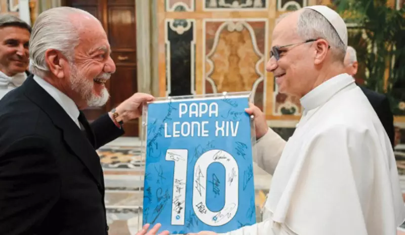 Papa Leão XIV recebe camisa do Napoli, mas esconde seu verdadeiro amor pelo futebol