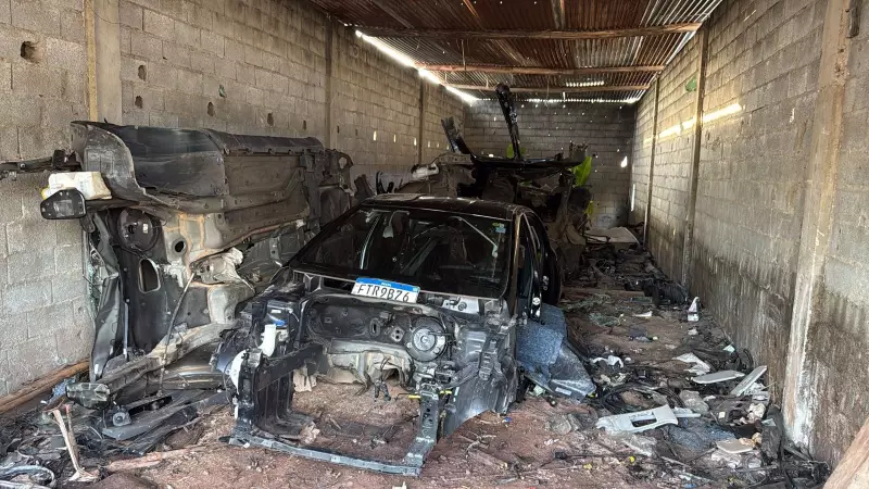 Parede falsa esconde desmanche ilegal de carros na Zona Leste de SP; veja o vídeo