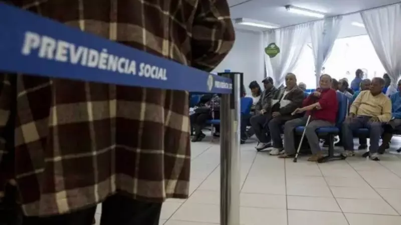 Pedidos de benefícios do INSS disparam 91% em apenas um ano: entenda o motivo