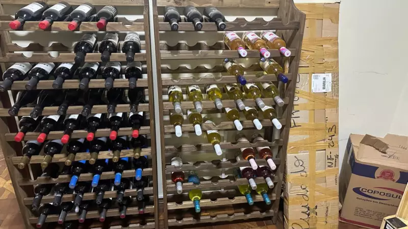 PF apreende vinhos importados sem nota fiscal em escritório de contabilidade no interior de SP