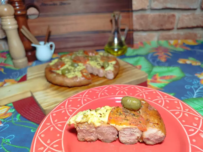 Pizza de linguiça com queijo coalho: receita irresistível para fazer em casa