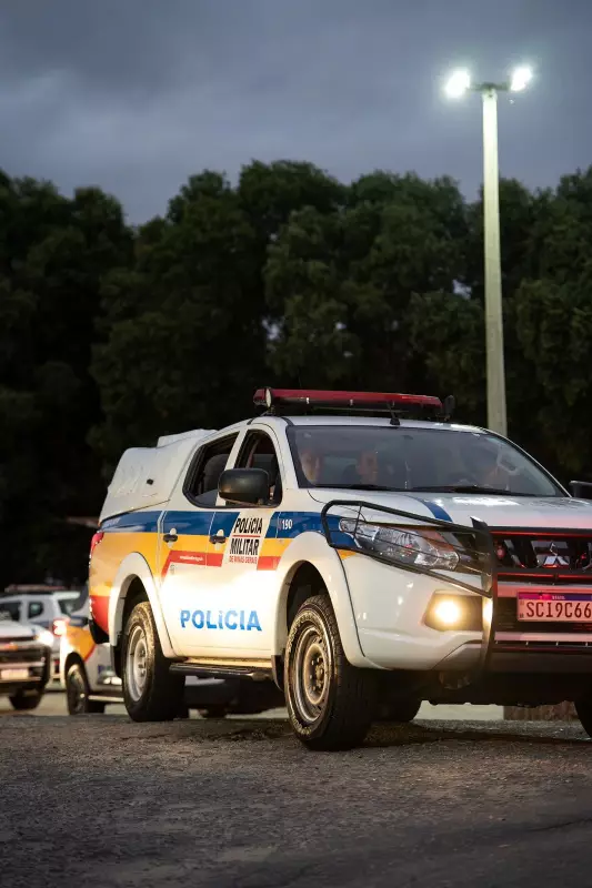 Policiais abrem caminho no trânsito para salvar criança em convulsão em Governador Valadares