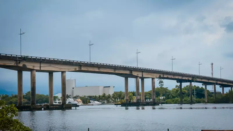 Ponte sobre o Rio Itapanhaú passa por obras de recuperação em Bertioga, SP
