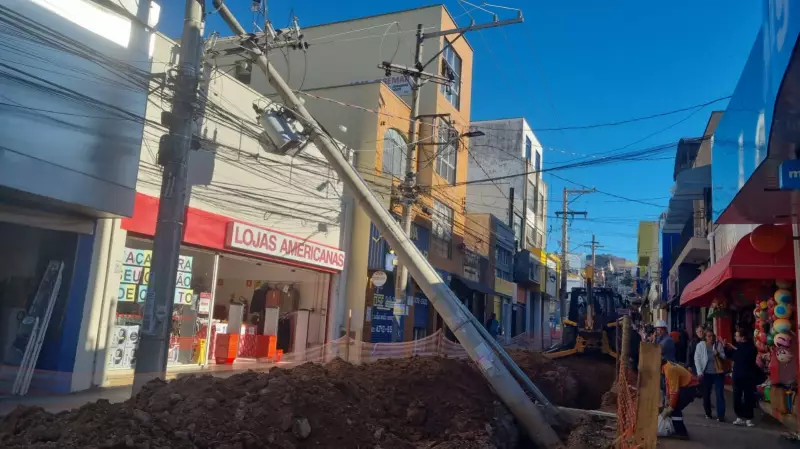 Poste cai em loja e deixa bairro sem energia em São Roque: veja detalhes