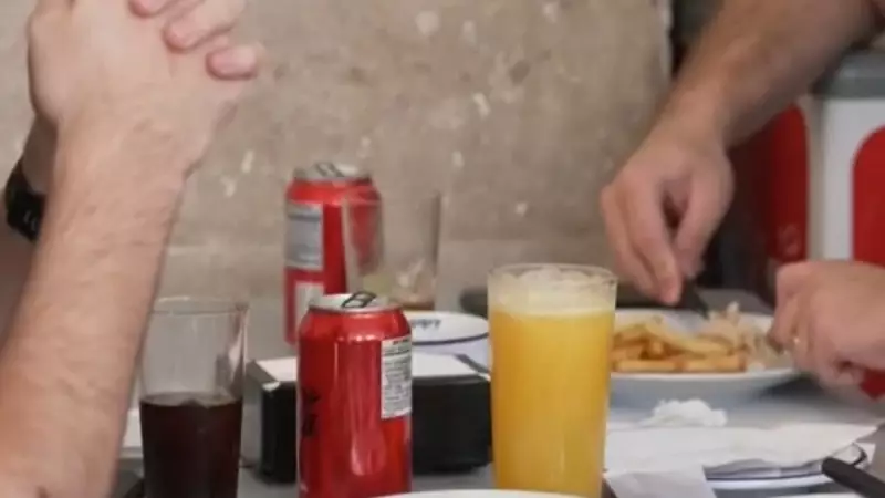 Preços altos em bares e restaurantes fazem brasileiros cozinharem mais em casa