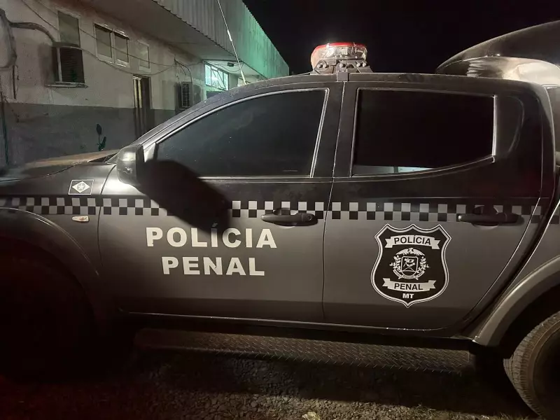 Presos por homicídio quebram viatura e fogem durante transferência em MT