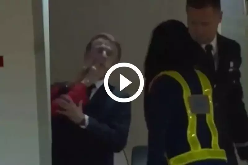 Primeira-dama da tapa em Macron durante voo: presidente francês justifica ato